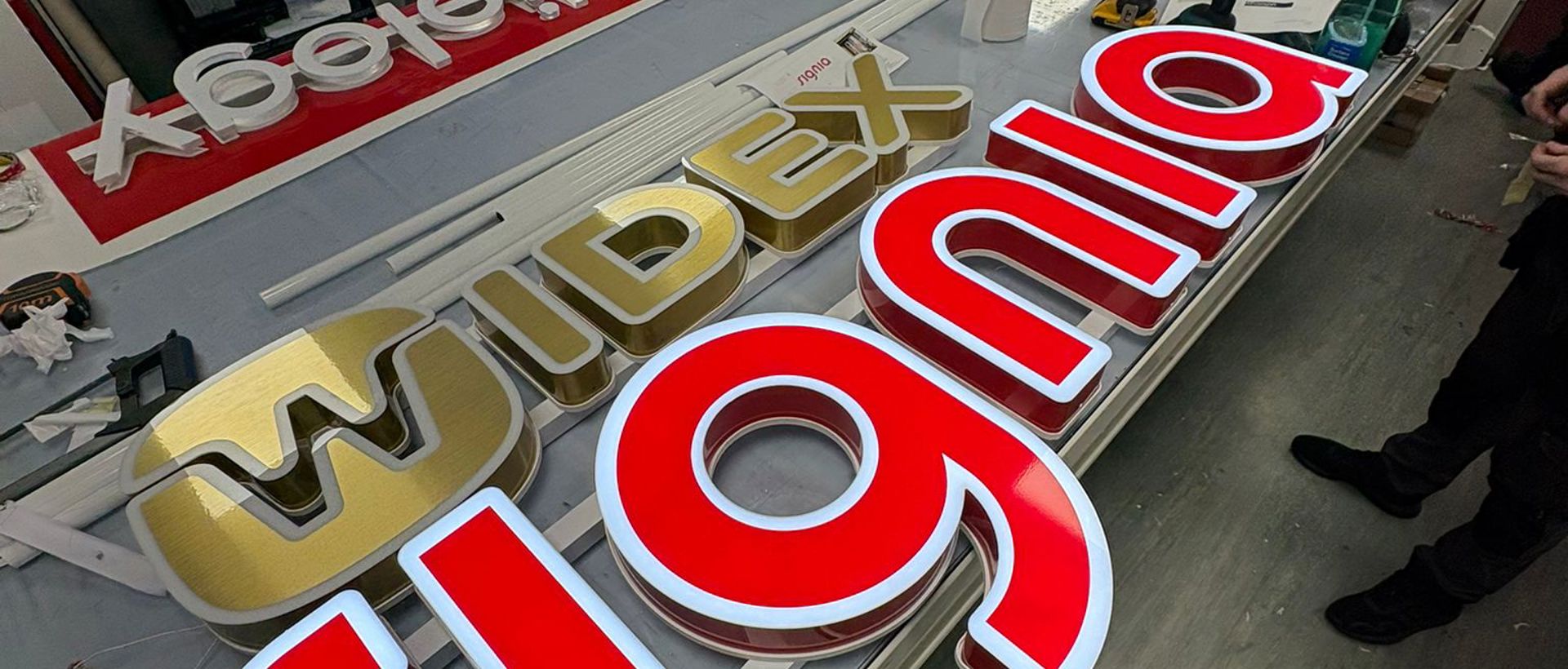 Sign Display 820 Illuminated Signs: Halo-Lit, Face-Lit, Lightboxes & More