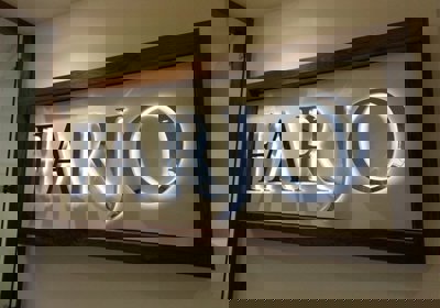 Internal polished silver logo with halo illumination.