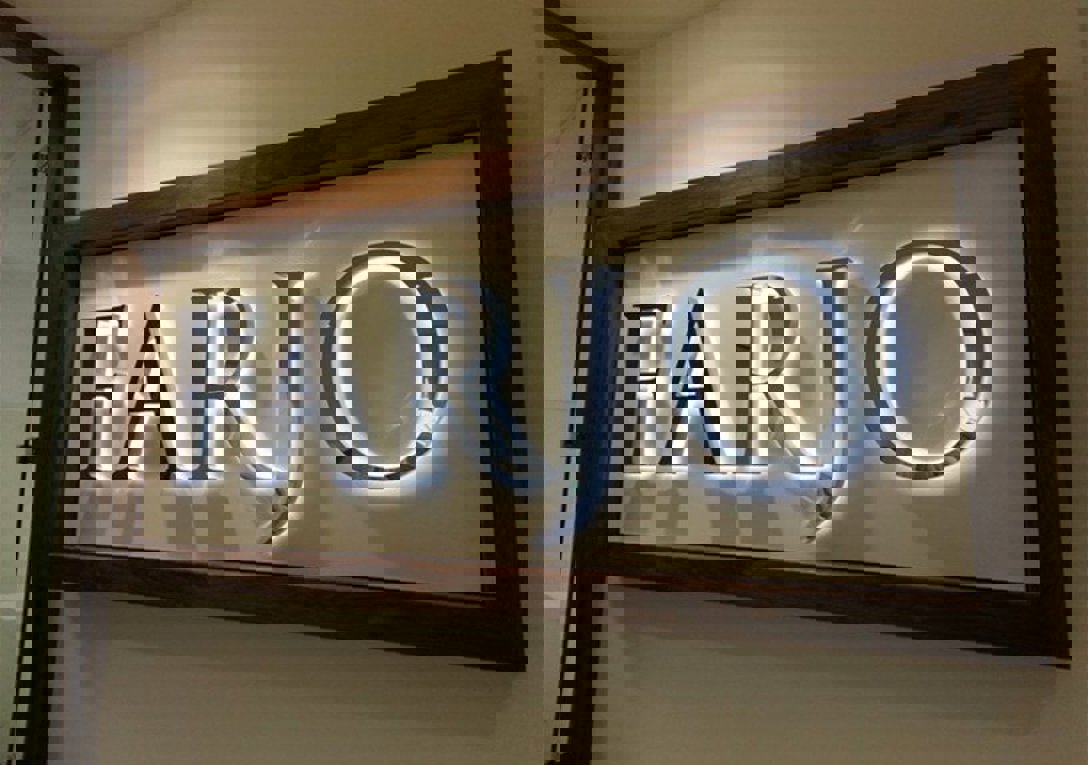 Internal polished silver logo with halo illumination.