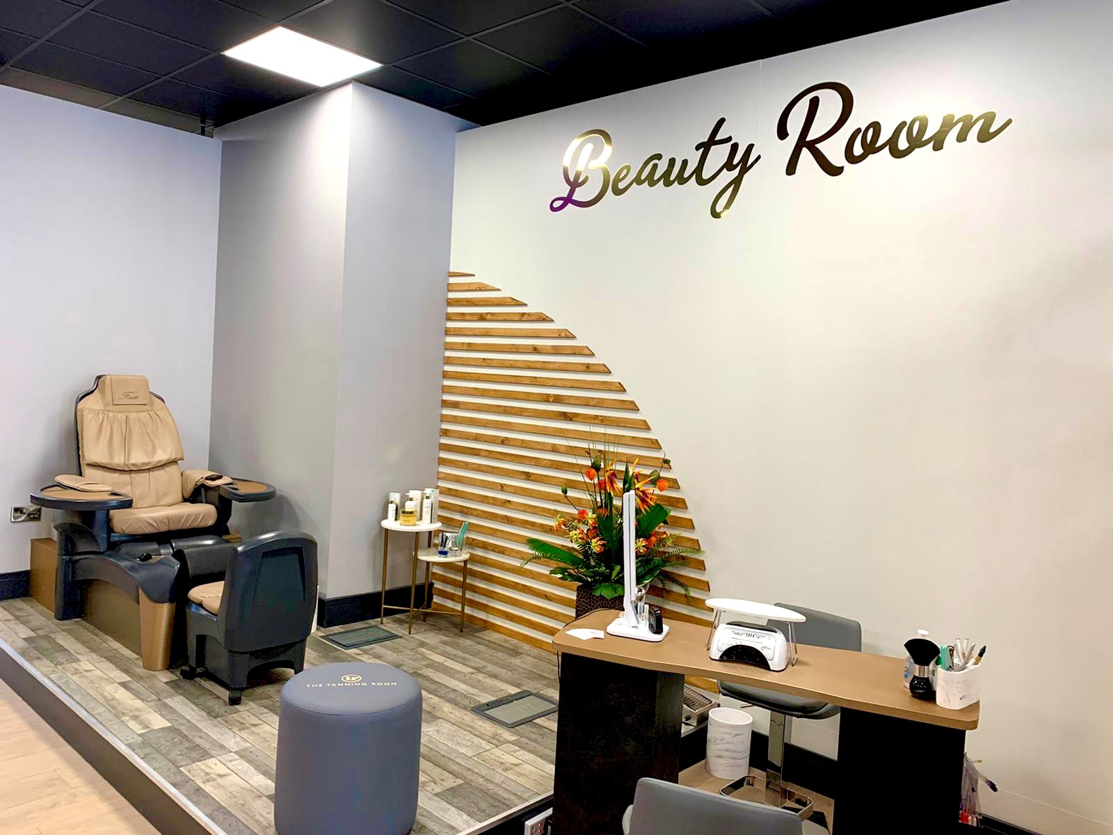 Signs Express Swindon Give The Tanning Room a Makeover