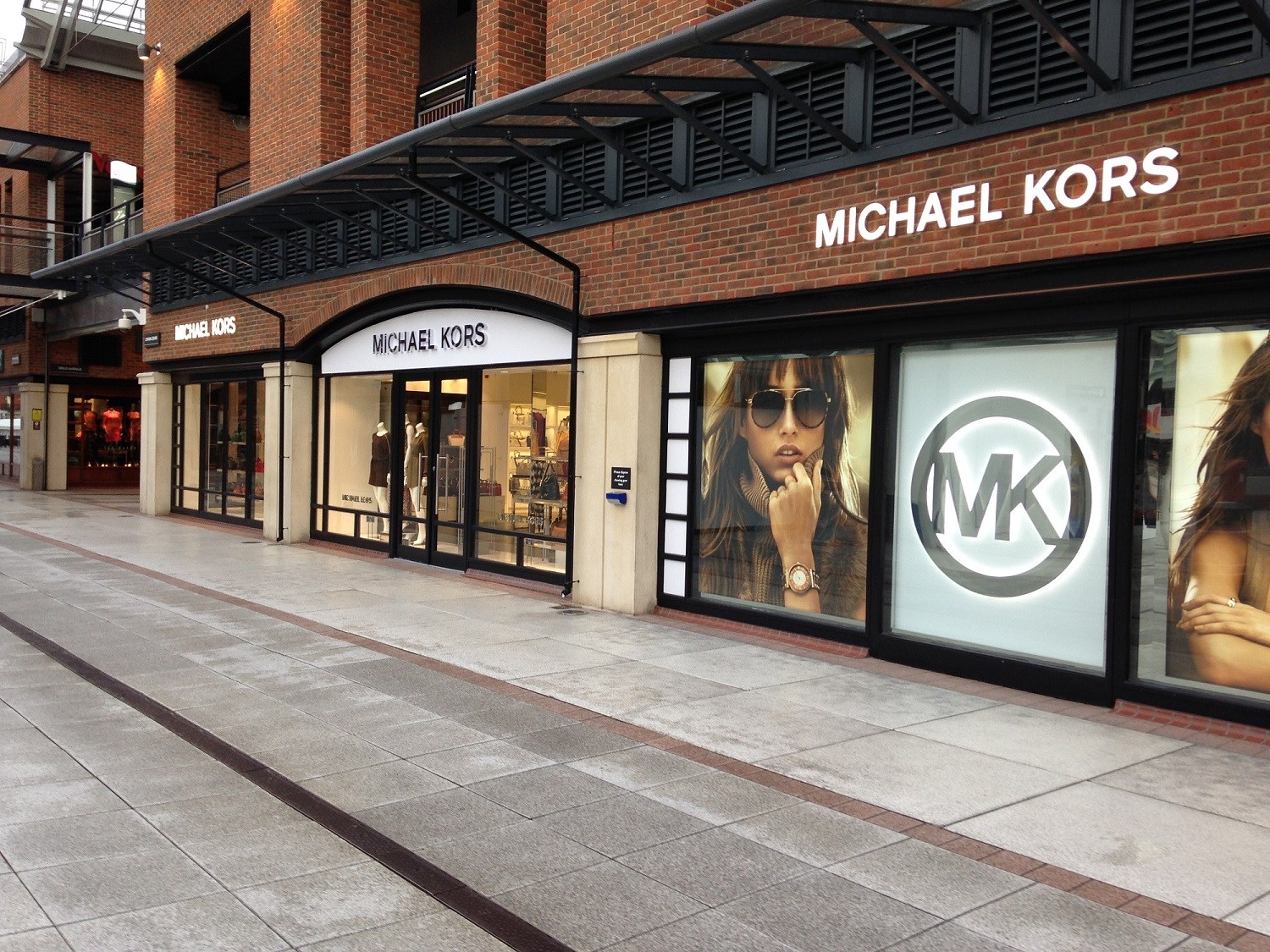 Michael Kors Exterior Fascia Signs And Window Graphics Built Up Letters Illuminated (Portsmouth) (1)