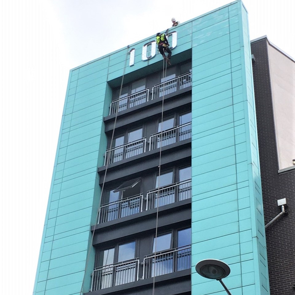 Abseil Rope Team Installation The 100 Apartments Signs Express Leicester