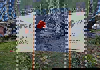 Maggie's - Post and Panel (1)